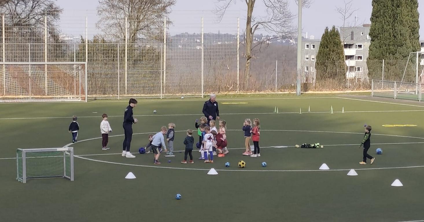 K1024 Mdchen Fuballgruppe B